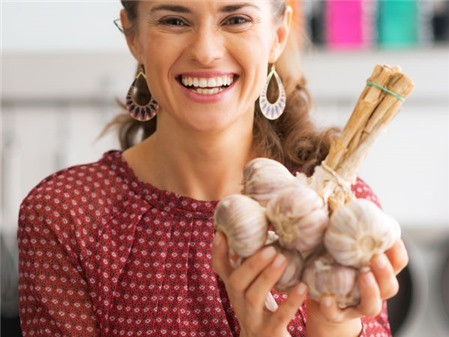  Ăn tỏi sống Mỗi ngày nên ăn 2-3 tép tỏi sống và có thể bổ sung thêm trong các món ăn. Trong tỏi chứa nhiều chất allicin có tác dụng long đờm, diệt virus, giúp cơ thể kháng khuẩn hiệu quả..