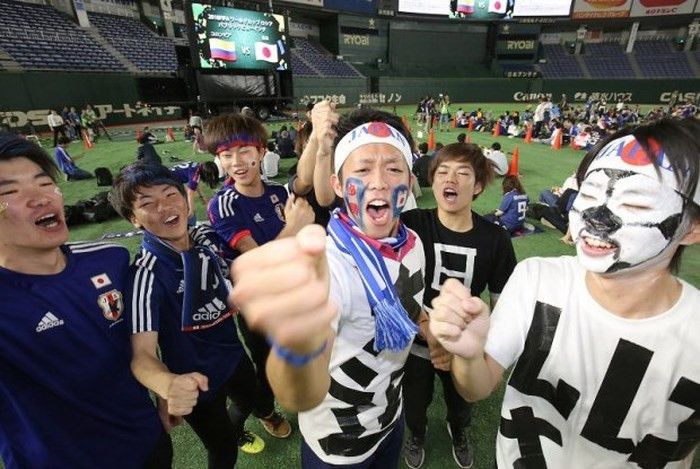 Những triệu chứng này kéo dài có thể dẫn đến các biến chứng nhẹ là viêm họng, nặng gây viêm thanh quản cấp, viêm mũi xoang. Bác sĩ Ngọc Dinh hướng dẫn những cách đơn giản để giảm cơn rát họng hiệu quả sau đêm cổ vũ bóng đá mùa World Cup.