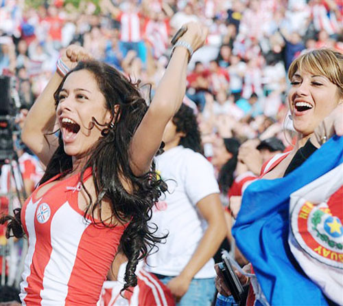 Ngoài ra, người cổ vũ bóng đá thường sử dụng nước lạnh, bia rượu khi xem để tăng hưng phấn, giải khát. Sử dụng giọng nói cường độ lớn trong thời gian dài kết hợp nước lạnh sẽ kích thích vùng niêm mạc họng, niêm mạc thanh quản, dây thanh quản bị căng ra dẫn đến khản tiếng, viêm, phù nề dây thanh, xuất hiện hạt xơ dây thanh.