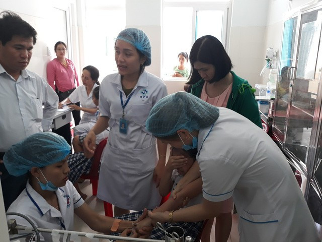 Các bác sỹ cấp cứu cho các học sinh bị ngộ độc trà sữa ở Quảng Ngãi