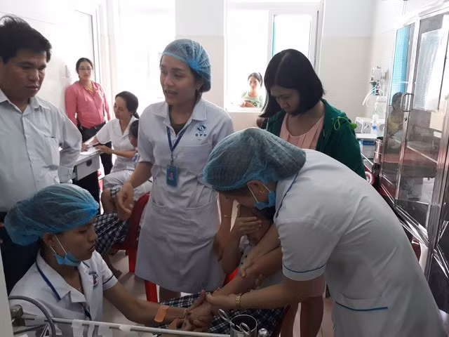 Các bác sỹ cấp cứu cho các học sinh bị ngộ độc trà sữa ở Quảng Ngãi