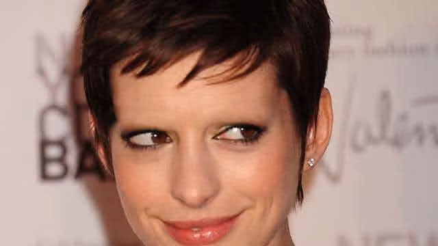 Anne Hathaway không còn là mỹ nhân quyến rũ nếu thiếu cặp lông mày. Ảnh: The Richest.