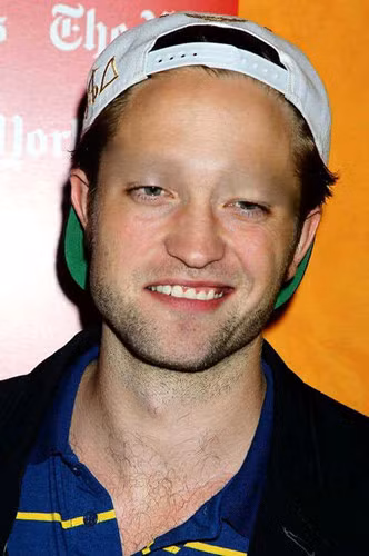 Robert Pattinson lộ rõ cặp mắt lờ đờ khi thiếu đi cặp lông mày. Ảnh: The Richest.