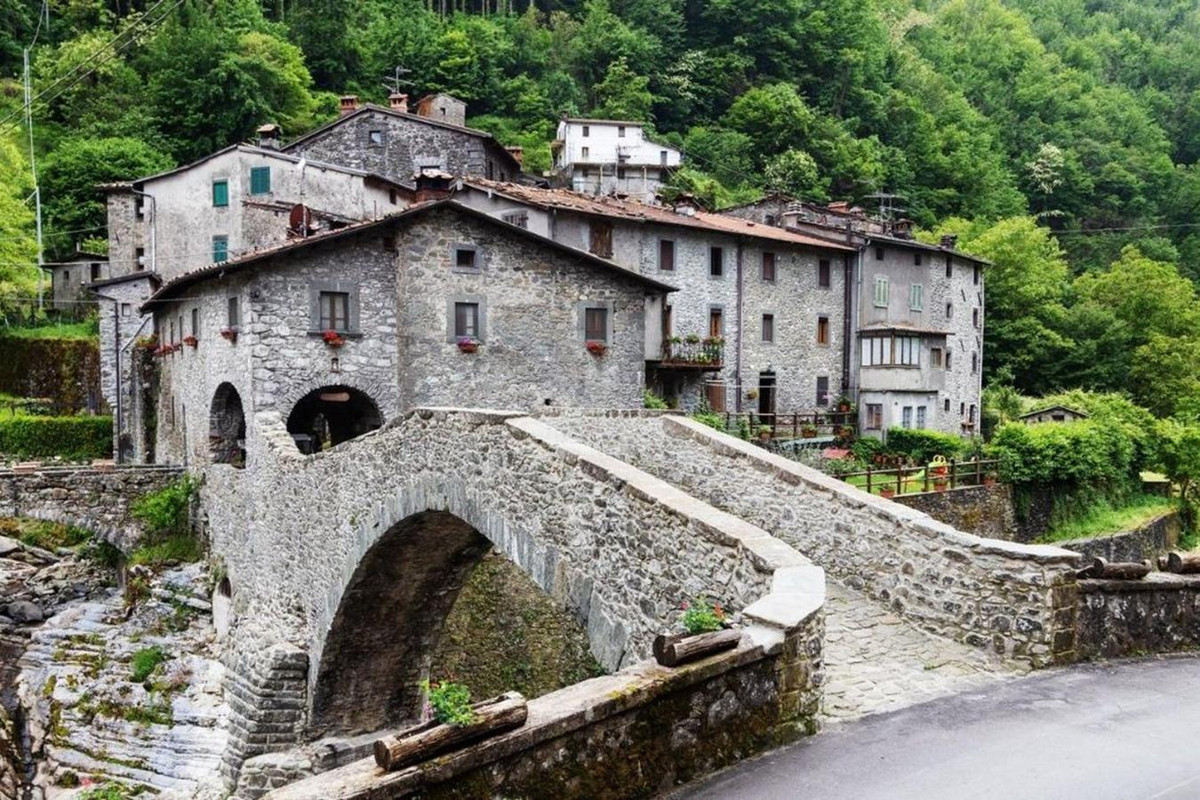 Một nửa số nhà này đã xuống cấp. Những ngôi nhà trong tình trạng tốt hơn sẽ được bán với giá từ 4000 đến 5000 euro (tương đương 111 - 139 triệu đồng). Nếu 1 căn nhà có nhiều người muốn mua thì thị trấn sẽ tổ chức đấu giá.