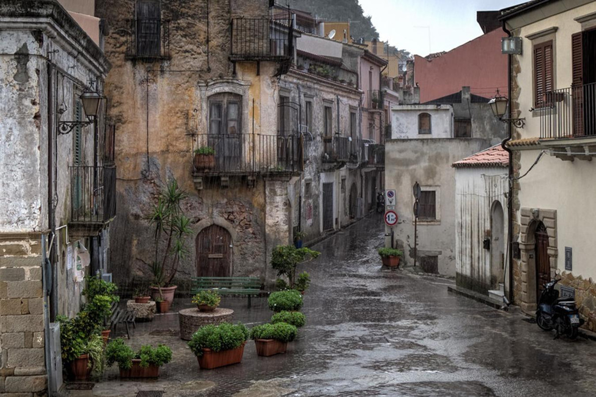 Sicily mang vẻ đẹp lãng mạn ngay cả khi trời đổ mưa. Theo thống kê năm 2019, mỗi năm, đảo Sicily đón khoảng 4,5 triệu khách quốc tế tới tham quan.