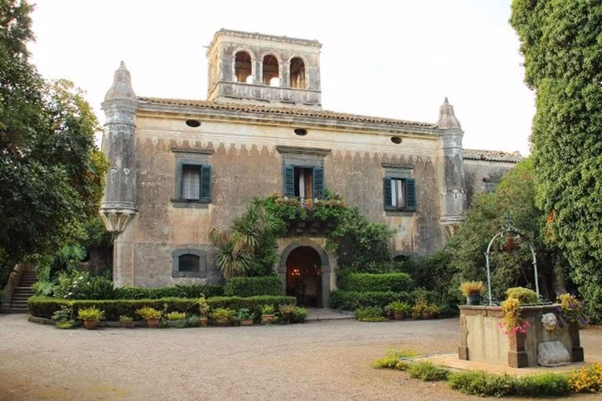 Lâu đài Degli Schiavi xuất hiện hoành tráng trong phân cảnh vụ nổ xe sau đám cưới của Michael.