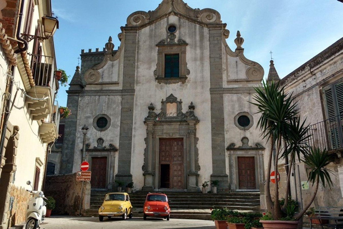 Là một trong những nhà hát Opera lớn nhất ở châu Âu - nhà hát Teatro Massimo là nơi thực hiện cảnh quay kinh điển khi con trai của Michael Corleone biểu diễn một vở Opera, còn con gái ông chết trên bậc cửa của nhà hát. Teatro Massimo mở cửa lần đầu vào năm 1897.