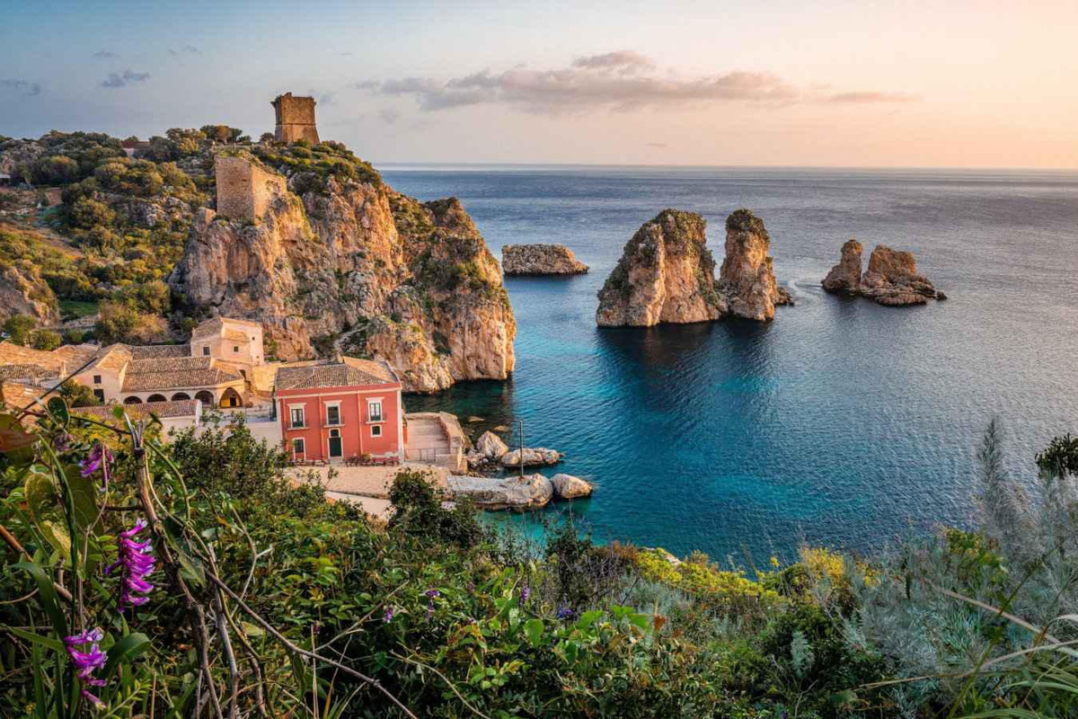 Mùa du lịch ở đảo Sicily là vào khoảng thời gian từ tháng 4 đến tháng 10 hàng năm. Khi thời tiết đẹp, nước biển trong vắt và bầu trời ngả màu đỏ cam cực đẹp lúc hoàng hôn.