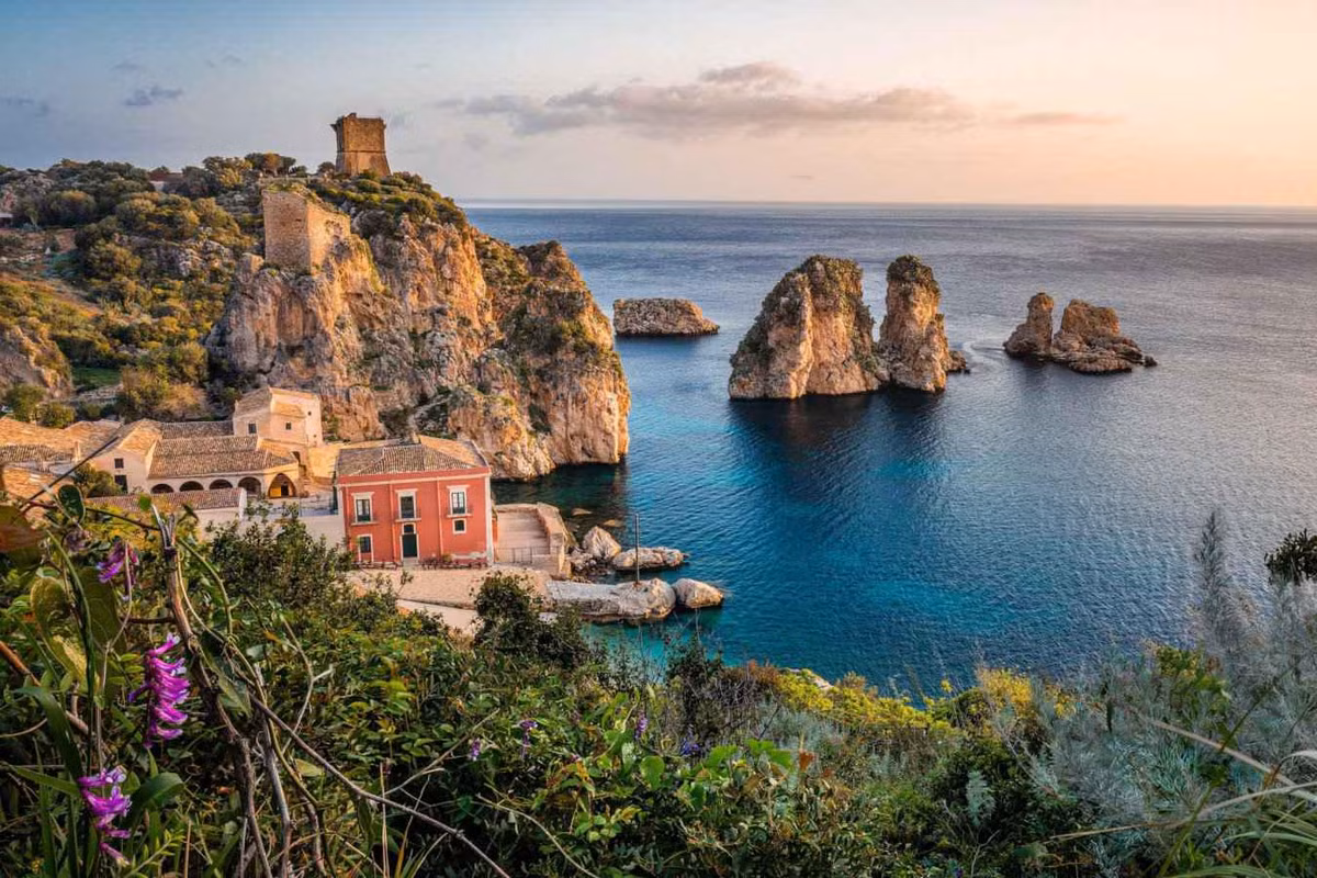 Mùa du lịch ở đảo Sicily là vào khoảng thời gian từ tháng 4 đến tháng 10 hàng năm. Khi thời tiết đẹp, nước biển trong vắt và bầu trời ngả màu đỏ cam cực đẹp lúc hoàng hôn.