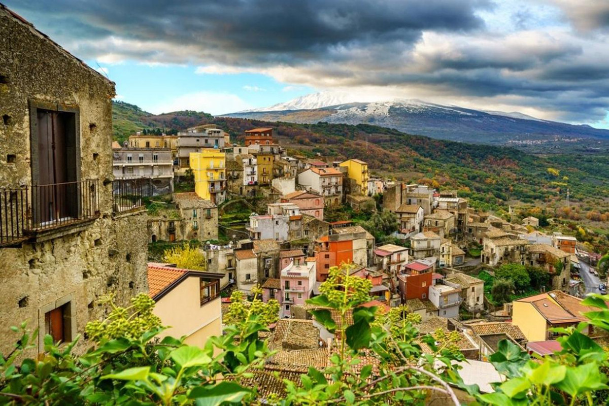 Ngoài dịch bệnh, mong muốn thu hút dân cư và bảo tồn khu phố cổ cũng là nguyên nhân khiến gần 900 căn nhà bỏ trống tại Castiglione di Sicilia được rao bán với giá từ 1 euro.