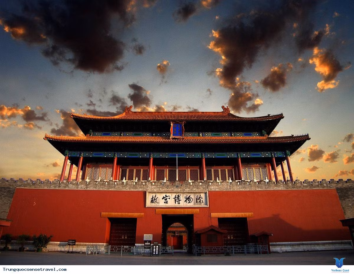 Để bảo vệ an toàn cho các di tích văn hóa và khách du lịch, Tử Cấm Thành đã quyết định đóng cửa vào lúc 5 giờ chiều. Đây cũng là một quyết định sáng suốt, bởi trong Tử Cấm Thành có rất nhiều di tích văn hóa quý giá và bảo vật có giá trị.