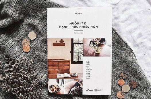 Muốn ít đi, hạnh phúc nhiều hơn nói về lối sống tối giản. Sách là trải nghiệm sắp xếp đồ đạc trong ngôi nhà của Michelle - người phụ nữ có một gia đình đông đúc. Không chỉ nói về lói sống tối giản, sách truyền thông điệp hướng tới sự giải thoát khỏi ám ảnh về vật chất lẫn tinh thần. Trong điều kiện dịch bệnh hiện nay, các nhu cầu phải hạn chế, cuốn sách này truyền động lực để ta sắp xếp lại cuộc sống an toàn, thoải mái.