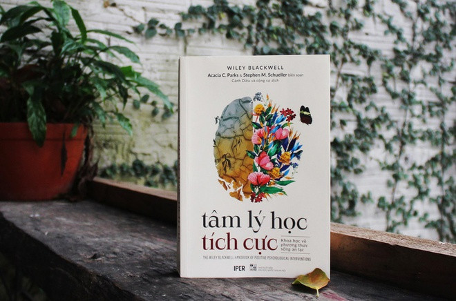 Tâm lý học tích cực (Acacia C. Parks và Stephen M. Schueller): Đưa ra lý thuyết và phương pháp nuôi dưỡng phẩm chất tốt đẹp, để mỗi người nhìn sâu vào bên trong mình, tập trung những điều làm cho cuộc đời trở nên đáng sống và tốt đẹp. Những bài tập thực hành trong sách nói về lòng biết ơn, bao dung, khuyến khích đi tìm ý nghĩa cuộc sống… sẽ là công cụ để mỗi cá nhân nhận diện về mình, các mối quan hệ với người thân. Khi tìm được sức mạnh nội tâm, mỗi người có thể đối mặt một cách hiệu quả với những căng thẳng cũng như sự sợ hãi thường ngày. Ảnh: Iper.