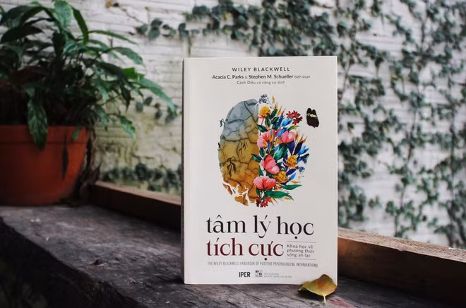 Tâm lý học tích cực (Acacia C. Parks và Stephen M. Schueller): Đưa ra lý thuyết và phương pháp nuôi dưỡng phẩm chất tốt đẹp, để mỗi người nhìn sâu vào bên trong mình, tập trung những điều làm cho cuộc đời trở nên đáng sống và tốt đẹp. Những bài tập thực hành trong sách nói về lòng biết ơn, bao dung, khuyến khích đi tìm ý nghĩa cuộc sống… sẽ là công cụ để mỗi cá nhân nhận diện về mình, các mối quan hệ với người thân. Khi tìm được sức mạnh nội tâm, mỗi người có thể đối mặt một cách hiệu quả với những căng thẳng cũng như sự sợ hãi thường ngày. Ảnh: Iper.