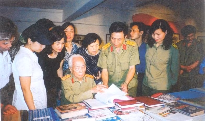 Dau an sau dam cua Dai tuong Vo Nguyen Giap voi Thu vien Quan doi-Hinh-3