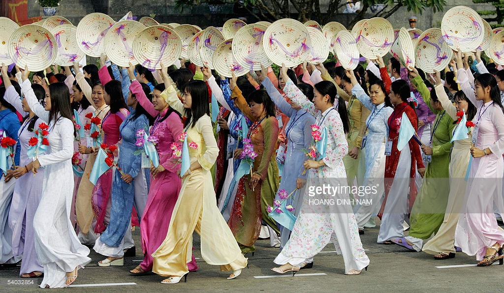 Đoàn phụ nữ diễu hành ở quảng trường Ba Đình sáng 2/9/2005.