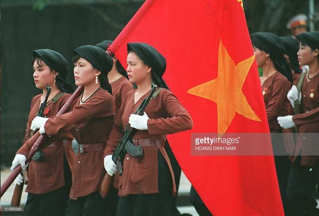 Các nữ dân quân diễu hành trong lễ kỷ niệm ngày Quốc khánh 2/9 thứ 50 ở quảng trường Ba Đình, Hà Nội ngày 2/9/1995. Hình ảnh được đăng tải trên trang Getty Images.