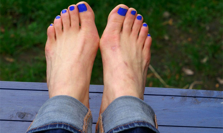  Bàn chân to, lòng bàn chân mỏng nghèo khổ. Người ta thường nói có bàn chân to thì mới đứng vững. Người có bàn chân to, lòng bàn chân mỏng thường là người hào phóng, hảo sảng.