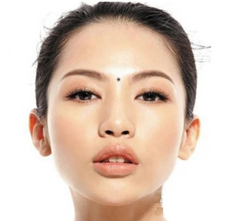 Khi ấn đường sáng người đó gặp may mắn, khi ấn đường tối màu, có sẹo nốt ruồi thì công việc, tài lộc dễ bị thua thiệt. Ngoài ra, người có nốt ruồi ở ấn đường nhân duyên vô cùng cao số. Tình duyên dễ đổ vỡ, dang dở, hoặc kết hôn muộn, khi về già cũng dễ đơn độc.