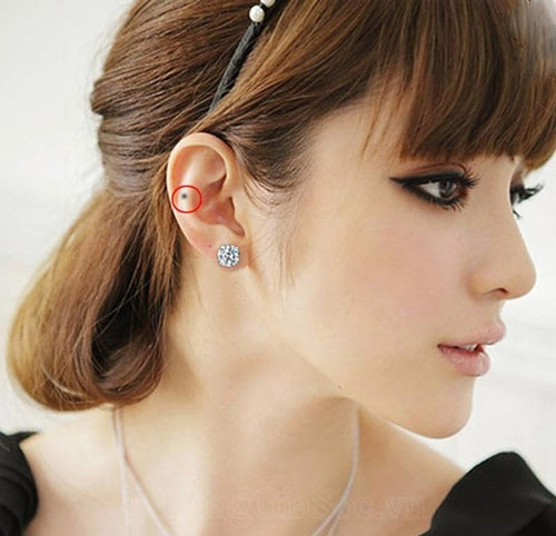 Về tính cách, những người có nốt ruồi này thường biết đối nhân xử thế, đi đâu cũng được người yêu kẻ mến, khi khó khăn dễ được quý nhân phù trợ. 