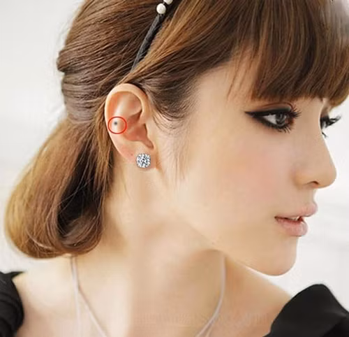 Về tính cách, những người có nốt ruồi này thường biết đối nhân xử thế, đi đâu cũng được người yêu kẻ mến, khi khó khăn dễ được quý nhân phù trợ. 