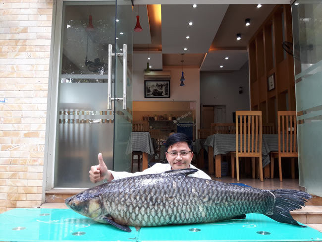 Chi 45 triệu mua cá trắm đen ngoại cỡ. Một cần thủ ở Hòa Bình đã bất ngờ câu được con cá trắm đen nặng 41kg ở lòng hồ Sông Đà thuộc xã Thung Lai, huyện Cao Phong, tỉnh Hòa Bình vào tháng 5/2017. Ngay sau đó, con cá trắm đen đã được mua với giá 45 triệu đồng sau đó đưa về Hà Nội phục vụ thực khách. Ảnh: IT.