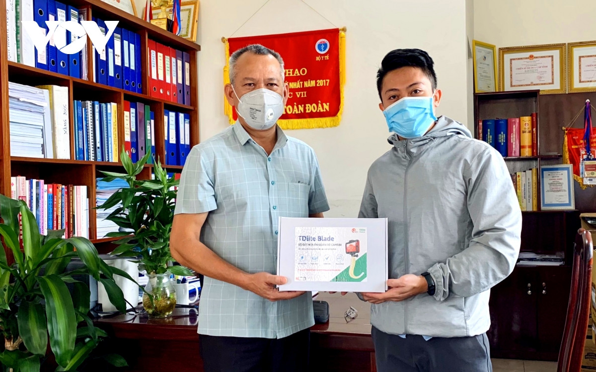 Nam sinh che tao dung cu dat ong tho co camera ho tro dieu tri COVID-19-Hinh-4