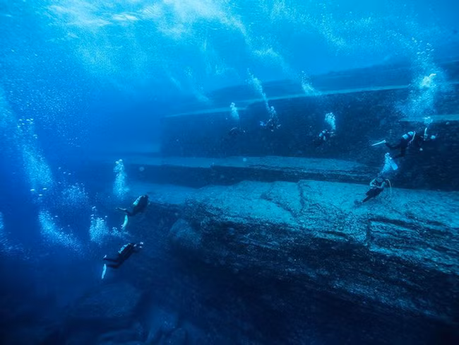 Yonaguni: Kim tự tháp khổng lồ dưới nước này được tìm thấy ngoài khơi quần đảo Ryuku ở Nhật Bản. Điều làm nên sự bí ẩn của nơi này là cả chính phủ và cơ quan du lịch quốc gia đều công nhận đây là di sản thiên nhiên, khiến mọi người không thể phân biệt đây là công trình tự nhiên hay nhân tạo.