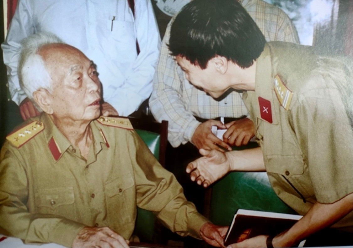 Dai tuong - Nha bao Vo Nguyen Giap: Ngoi but chien binh va chinh nghia-Hinh-3