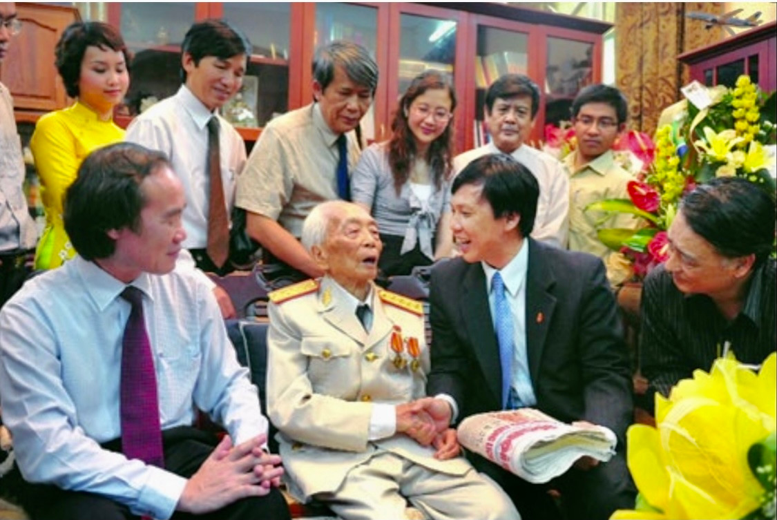 Dai tuong - Nha bao Vo Nguyen Giap: Ngoi but chien binh va chinh nghia-Hinh-2