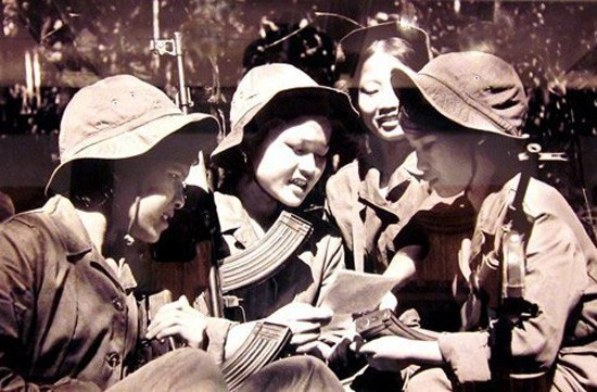  10. Giấy bút. Không chỉ dùng để ghi chép lại các thông tin trên chiến trường, giấy bút còn là phương tiện kết nối chiến sĩ với những người ruột thịt, thân yêu qua những bức thư gửi về hậu phương. Ảnh: Báo Hà Tĩnh.