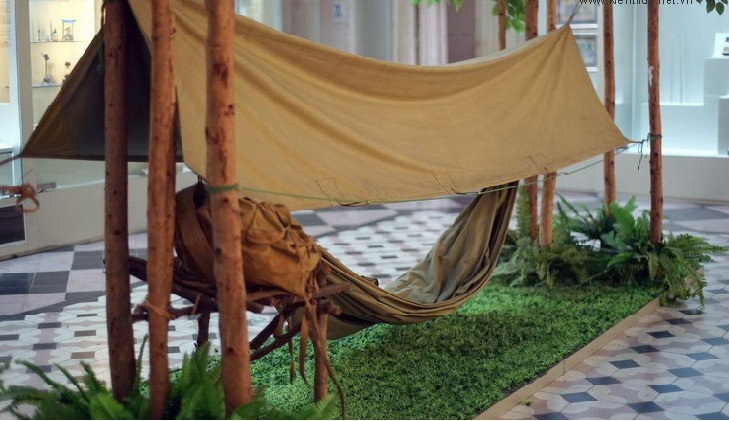  7. Võng dù. Những chiếc võng dù có thể gấp gọn trong ba lô sẽ phát huy sự hữu dụng tuyệt vời khi người chiến sĩ cần một nơi ngả lưng trong rừng rậm. Ảnh: Tri thức &amp; Cuộc sống.