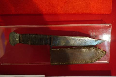  8. Dao găm tự vệ: Vừa dùng để mở đường trong điều kiện địa hình rừng rúi, vừa có thể dùng làm công cụ cắt gọt. Ảnh: ANTD.