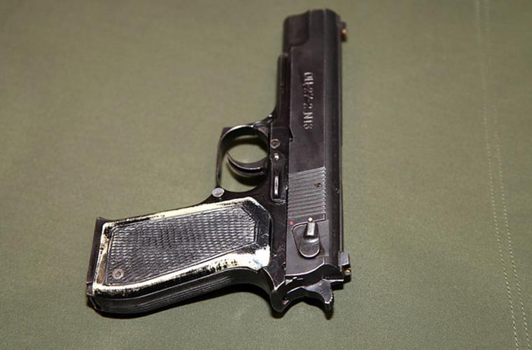 Súng hoạt động theo nguyên lý blowback (nạp đạn bằng phản lực) tức là sử dụng áp lực từ viên đạn bắn đi phía trước để nạp viên đạn thứ 2.