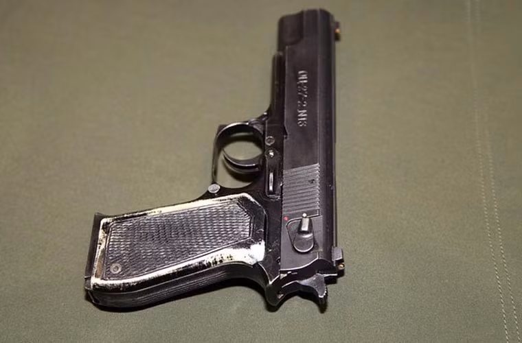 Súng hoạt động theo nguyên lý blowback (nạp đạn bằng phản lực) tức là sử dụng áp lực từ viên đạn bắn đi phía trước để nạp viên đạn thứ 2.