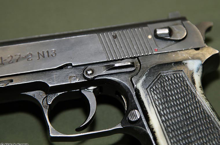Cận cảnh cò súng, chốt an toàn phía trên và nút ấn để loạt bỏ hộp tiếp đạn khi đã bắn hết.