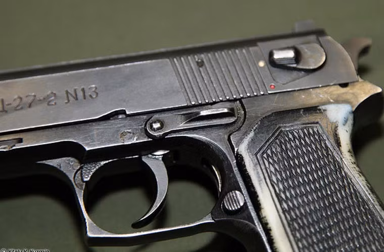 Cận cảnh cò súng, chốt an toàn phía trên và nút ấn để loạt bỏ hộp tiếp đạn khi đã bắn hết.