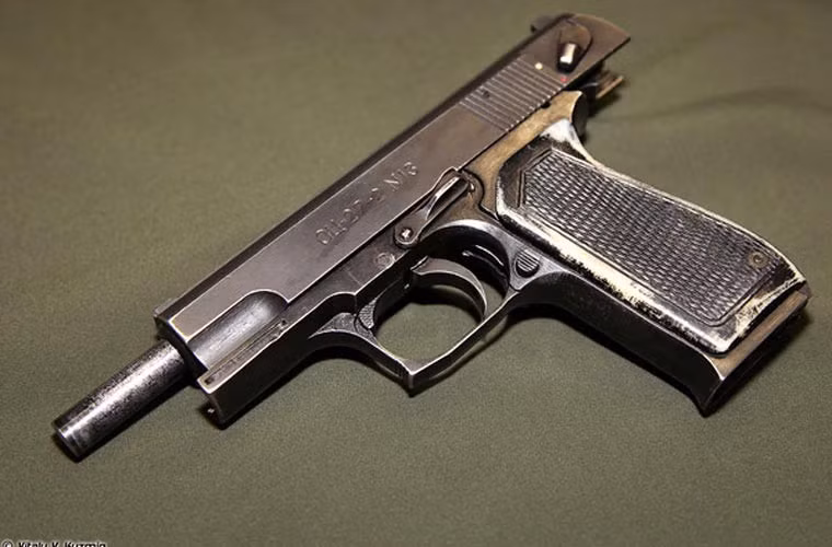 OTs-27 có chiều dài 200mm, chiều dài nòng súng 125mm, cao 143mm, trọng lượng 0,93kg.