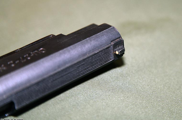 OTs-27 sử dụng thước ngắm cố định, các mô hình sản xuất hiện nay có một đường ray phía dưới nòng súng để lắp đèn chiếu sáng hay laser chấm đỏ để chỉ thị mục tiêu.