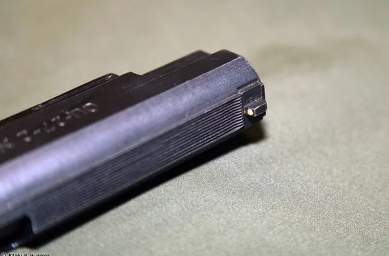 OTs-27 sử dụng thước ngắm cố định, các mô hình sản xuất hiện nay có một đường ray phía dưới nòng súng để lắp đèn chiếu sáng hay laser chấm đỏ để chỉ thị mục tiêu.