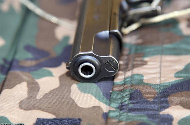 Cận cảnh nòng súng lục OTs-27 nhìn từ phía trước.