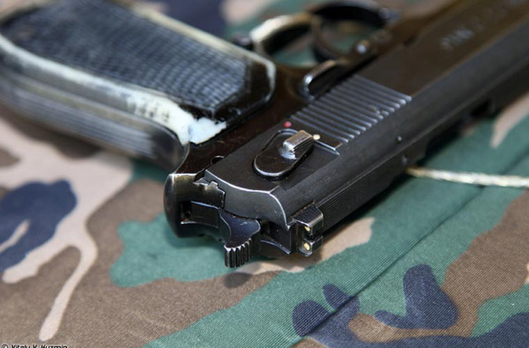 Cận cảnh thước ngắm phía sau của súng lục OTs-27.