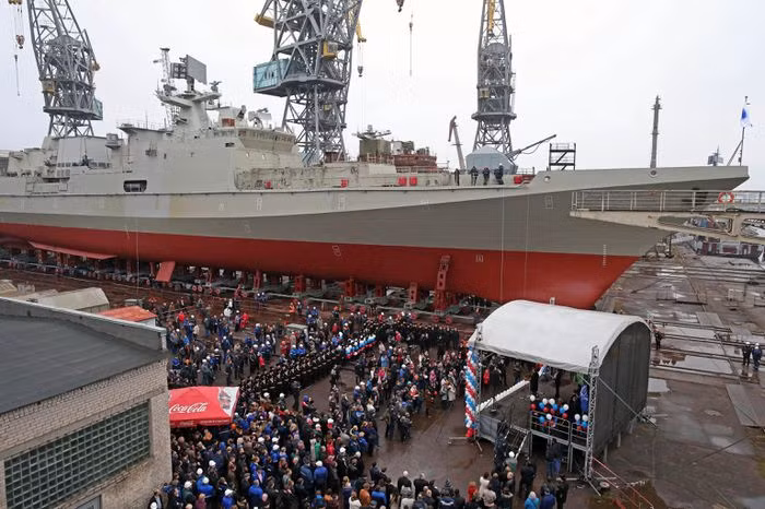 Ngoài đóng tàu dân sự, ngành chế tạo tàu quân sự của Nga cũng sẽ được hưởng lợi nhằm nâng cao vị thế của hải quân Nga khi hạm đội đang bị già hóa và chưa có đủ tàu chiến lớn thay thế.