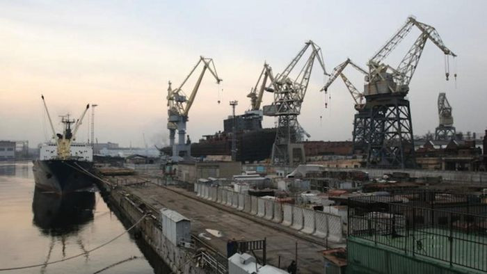 Ông Sergei Mitin, đại diện cho Hội đồng Liên đoàn đóng tàu xác nhận rằng năm ngoái đã hoãn thời hạn cho 4 hợp đồng, năm nay là 7 và năm sau dự kiến sẽ điều chỉnh thời hạn cho ít nhất 5 hợp đồng. Đây là thực tế và bắt nguồn từ một vài nguyên nhân.