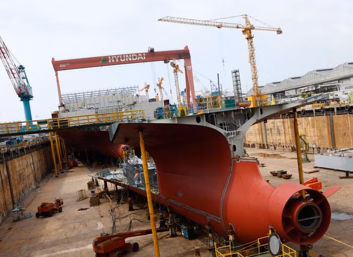 Giới chức Nga cho biết, phải thừa nhận rằng ngành đóng tàu trong nước không cạnh tranh được với Trung Quốc, Hàn Quốc hay Nhật Bản, nơi đóng một tàu container hoặc tàu chở dầu khổng lồ mất chỉ 2 năm, nhưng ở Nga, một con tàu khiêm tốn hơn nhiều cần tới 5 - 7 năm.