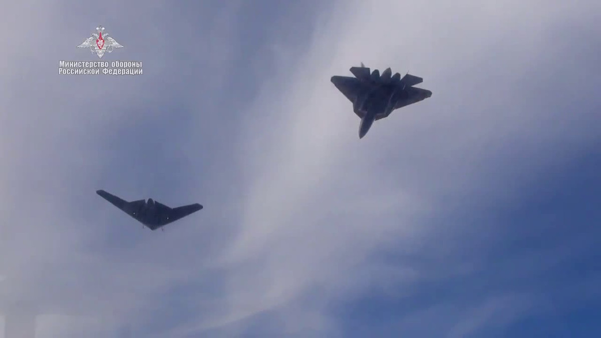 Điều đáng chú ý nữa là Su-57 có thể chứa nhiều tên lửa trong khoang vũ khí hơn bất kỳ máy bay chiến đấu thế hệ thứ 5 nào khác. Nga có thể lắp vào Su-57 tới 10 tên lửa không đối không, trong khi F-22 của Mỹ hay J-20 của Trung Quốc là 8 tên lửa và F-35 thường chỉ mang theo 4 tên lửa.