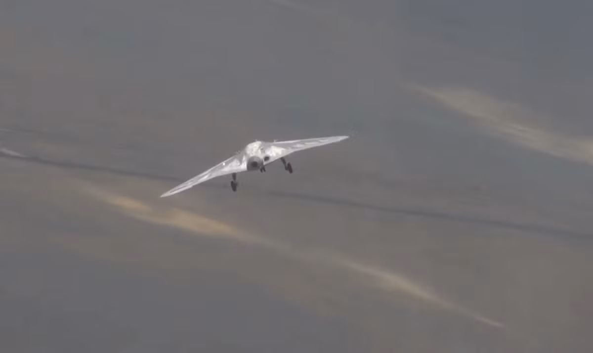 Nhưng trong thông báo mới nhất, Bộ Quốc phòng Nga chỉ nói rằng Okhotnik sẽ mở rộng vùng phủ sóng của radar Su-57 và cung cấp khả năng phát hiện mục tiêu cho việc sử dụng vũ khí trên không.