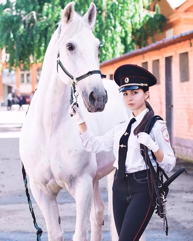Cô gái 25 tuổi được mênh danh là hoa khôi trong giới hay nữ cảnh sát xinh đẹp nhất nước Nga.