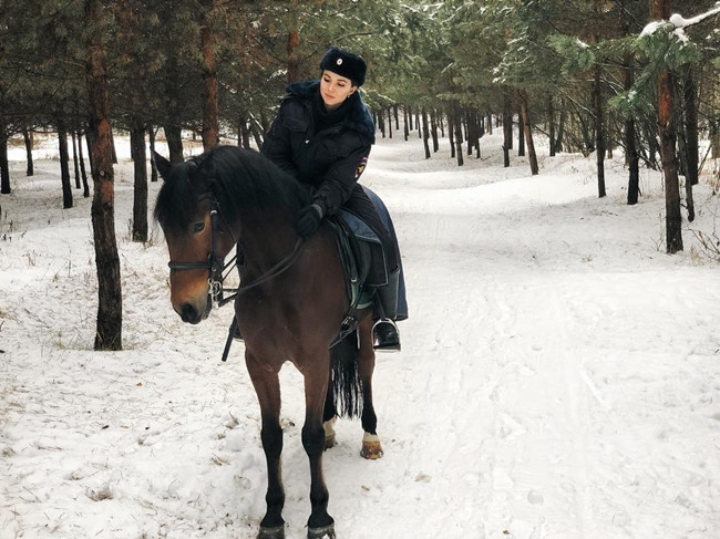 Phụ nữ Nga nổi tiếng xinh đẹp, những cô gái làm việc trong quân đội Nga cũng nổi bật với ngoại hình hơn người.