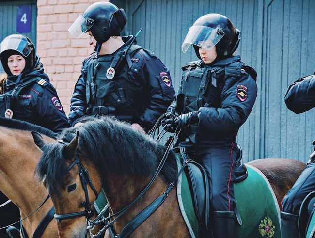 Một số người cho rằng đây là động tĩnh thể hiện sự bình đẳng giới, số khác cũng có ý kiến Nga "tung" dàn người đẹp để thêm phần uy tín.